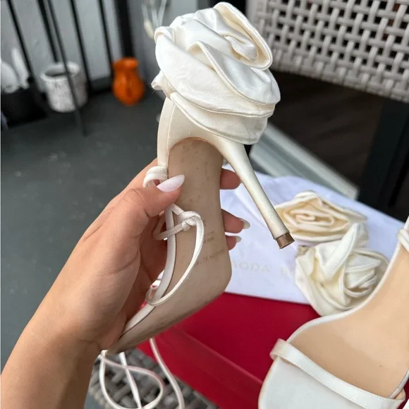 MAGDA BUTRYM
Off-White Double Flower Heeled Sandals - Picture 9 of 17